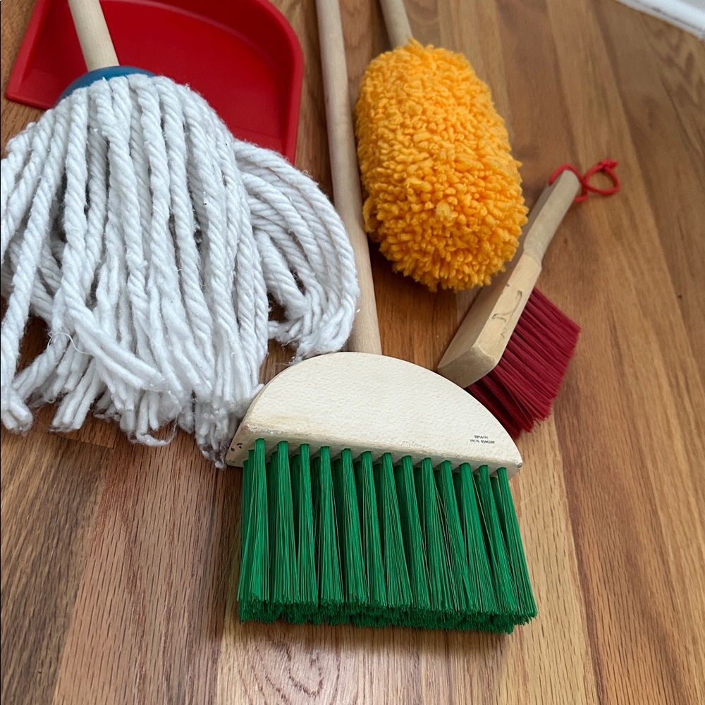 Melissa & Doug cleaning set - Picture 3 of 5